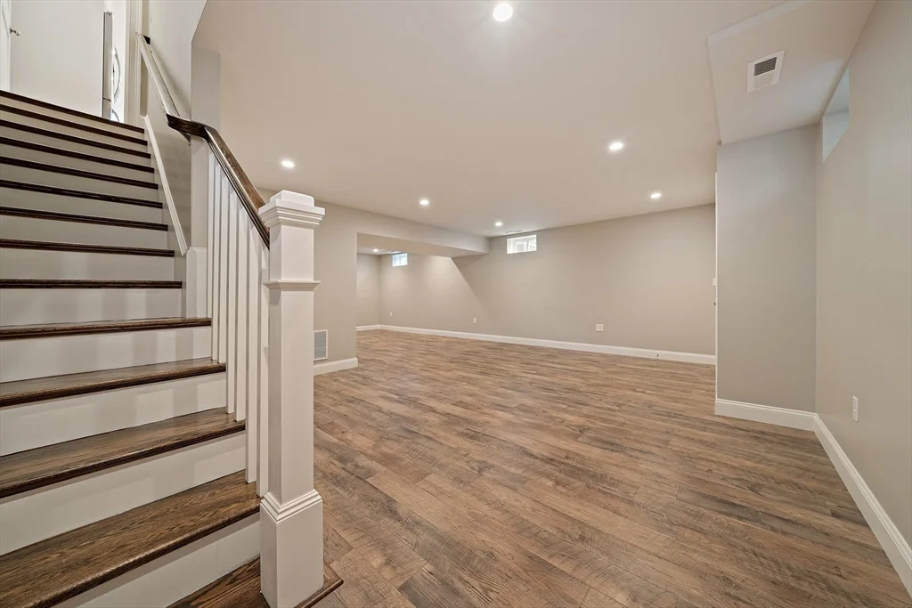 15 Lakeview Ave, Waltham