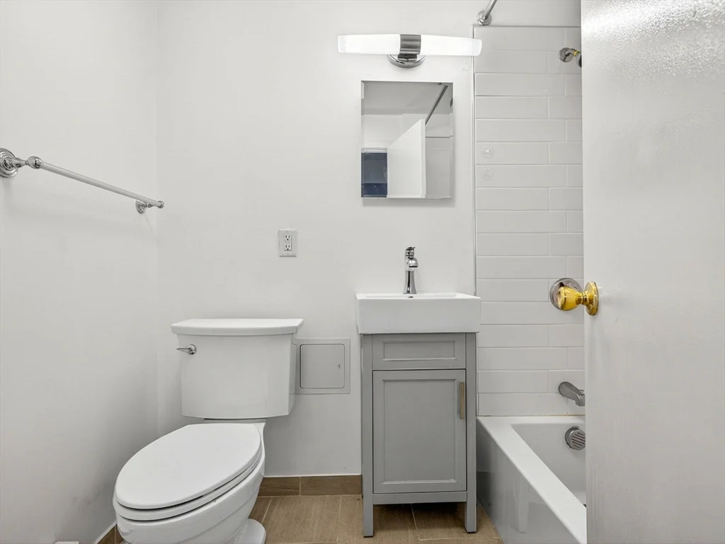232 Newbury St, Back Bay