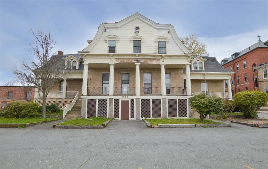 1049 Pleasant St, Center