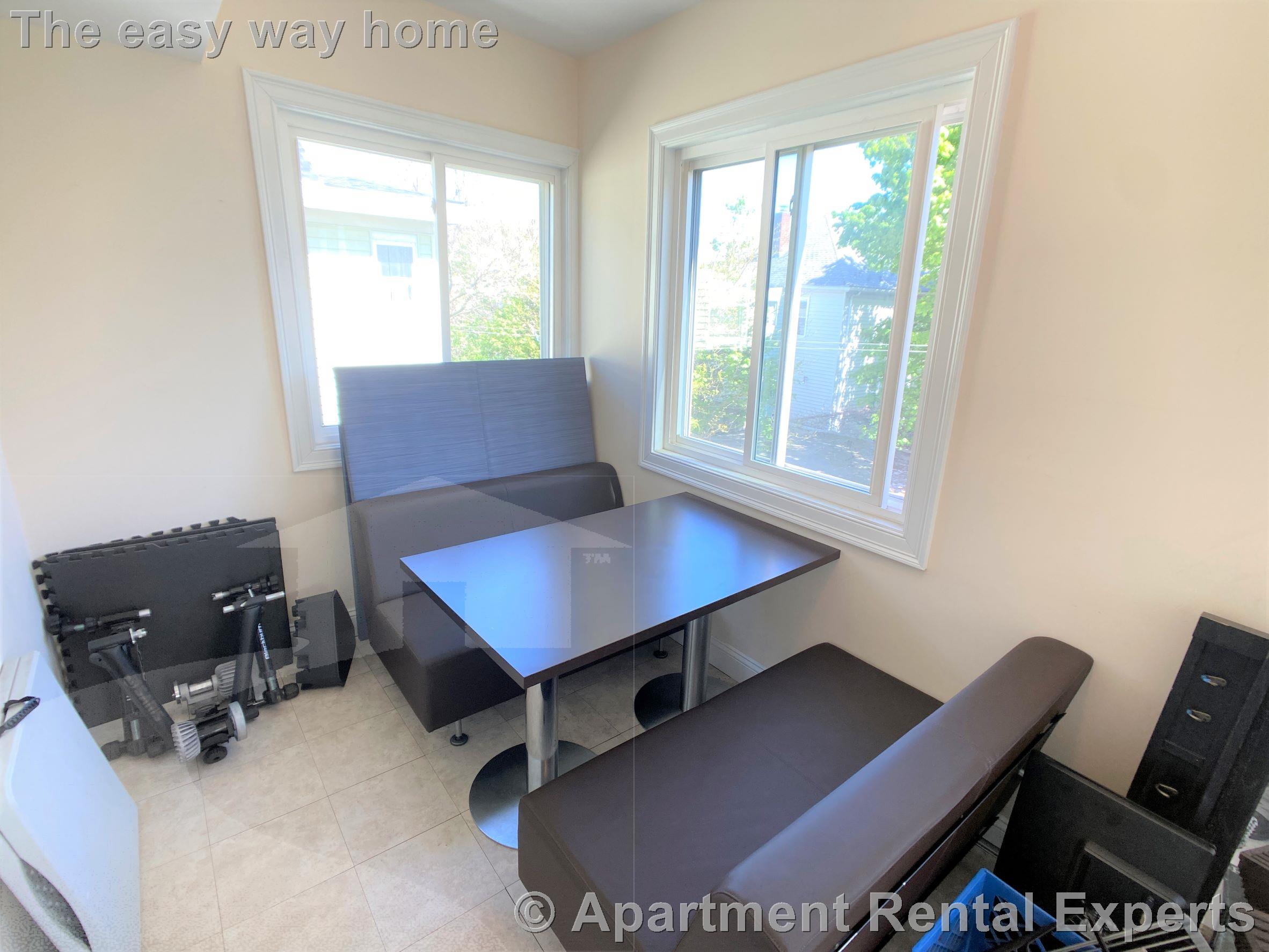 23 Willard Ave, Tufts