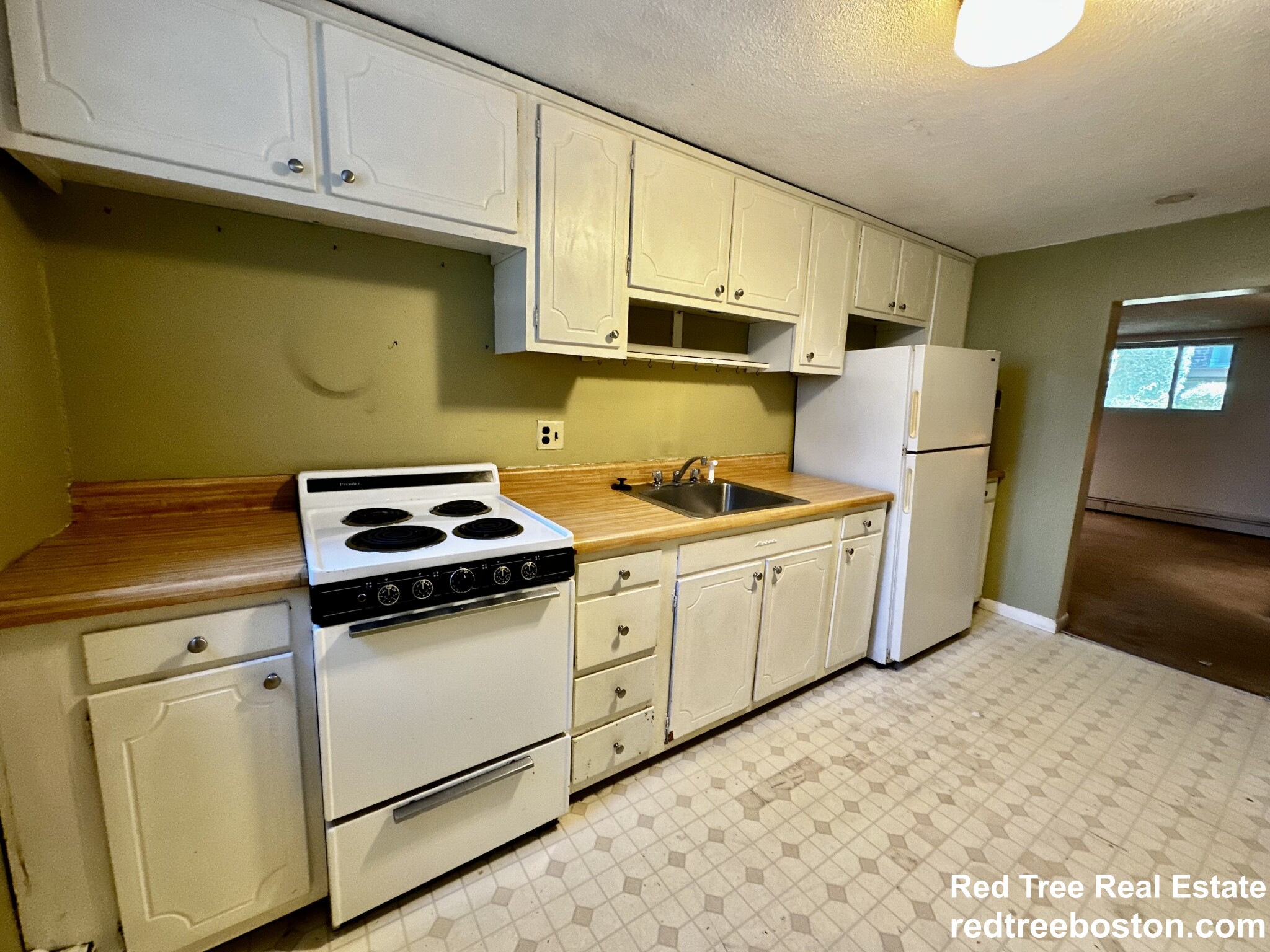 33 Westgate Rd, Chestnut Hill