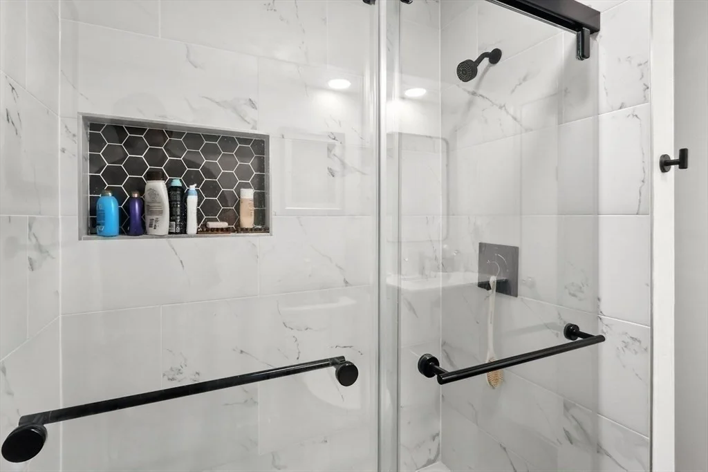 637 Broadway, Everett