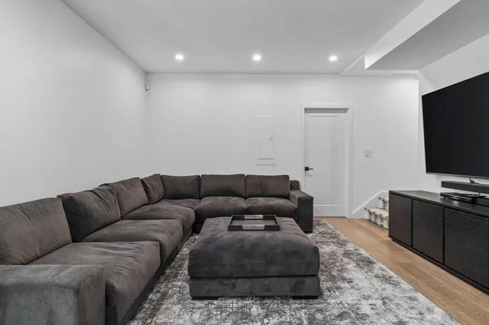 70 Walker St, Newton