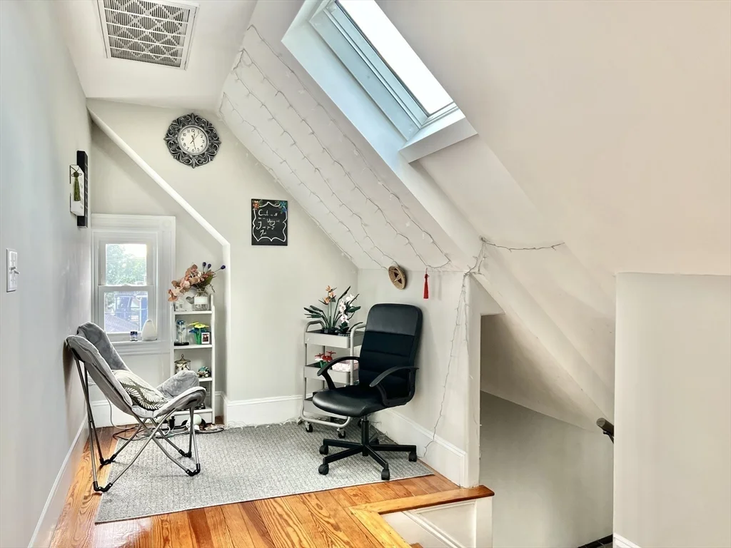 812 Moody St, South Side