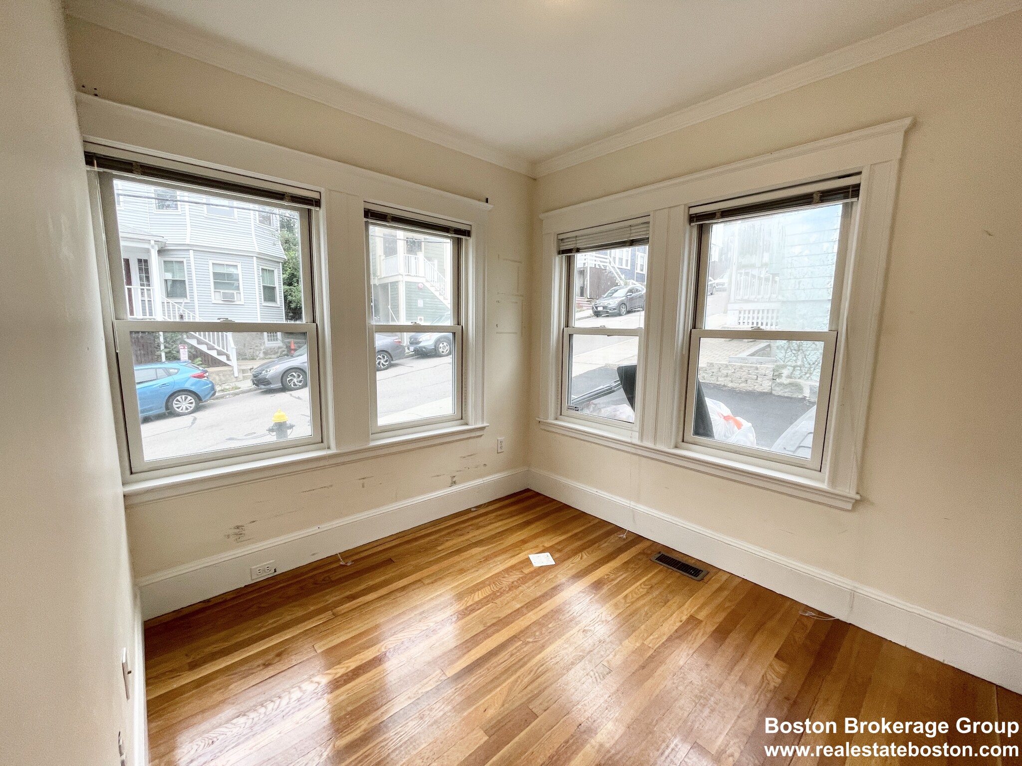 15 Sunset St, Mission Hill