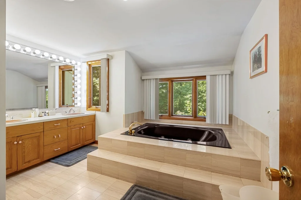 4 Crestview Ln, Milton