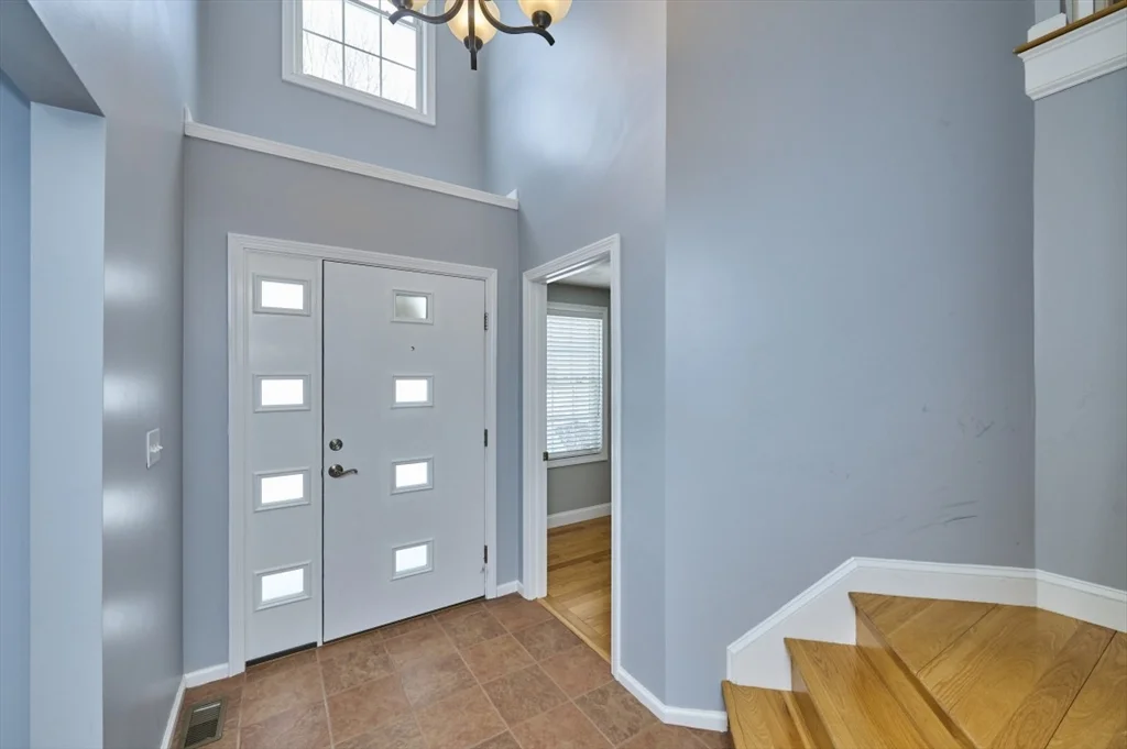 27 Cranberry Ln, Burlington