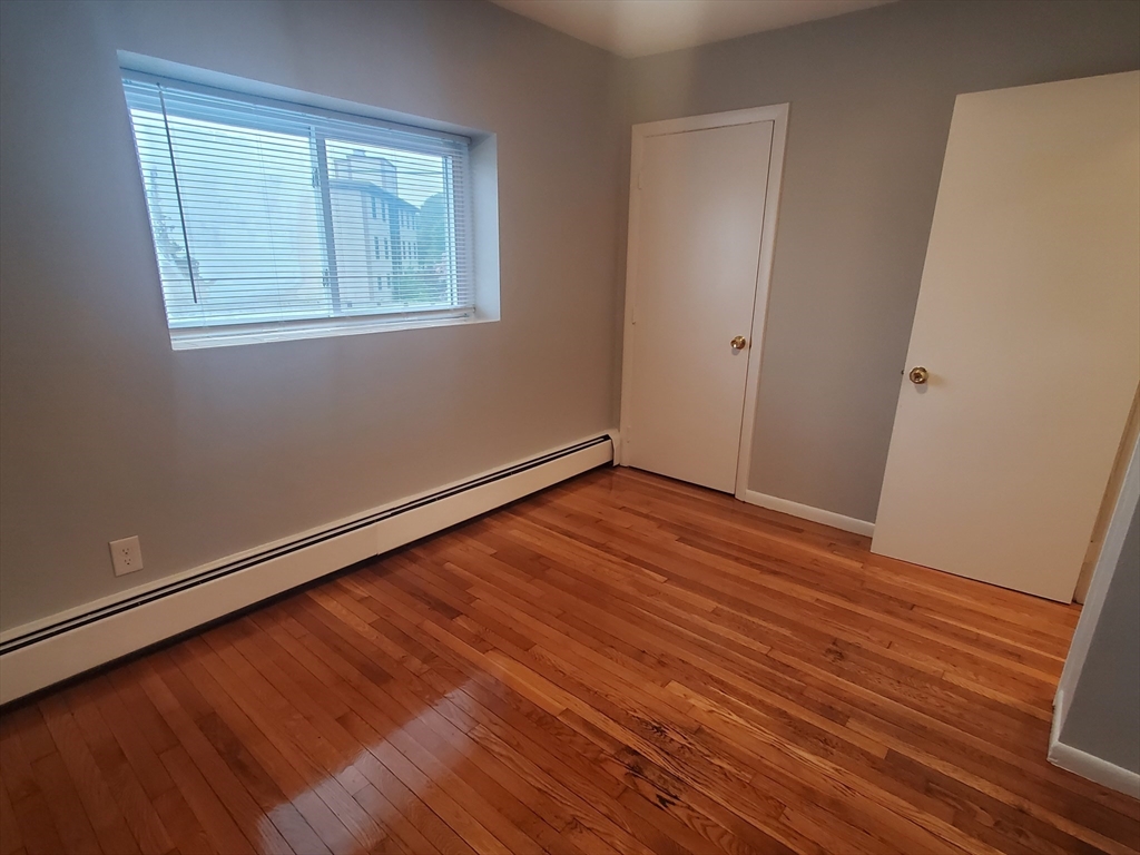 4 Oakcrest, Hyde Park