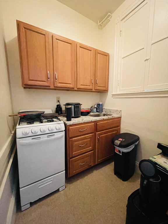 14 Palace Rd, Longwood