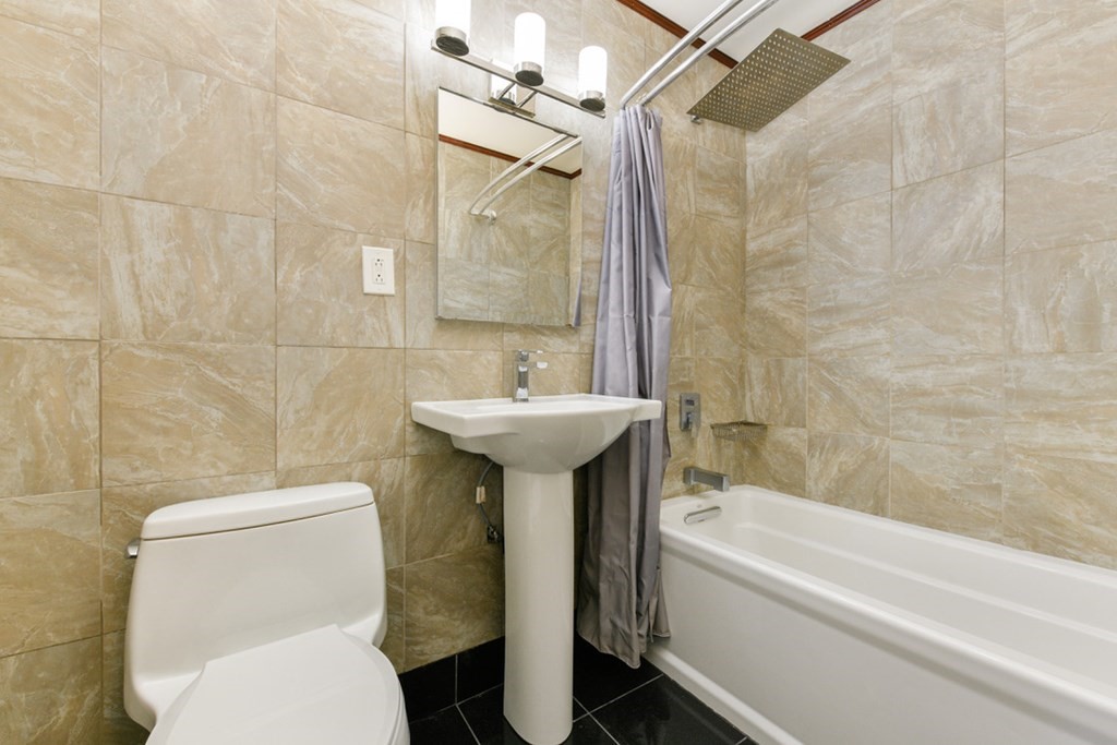 900 Governors Dr, Winthrop Center