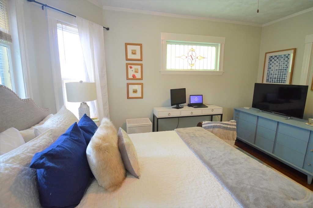 14 Breck Ave, Oak Square