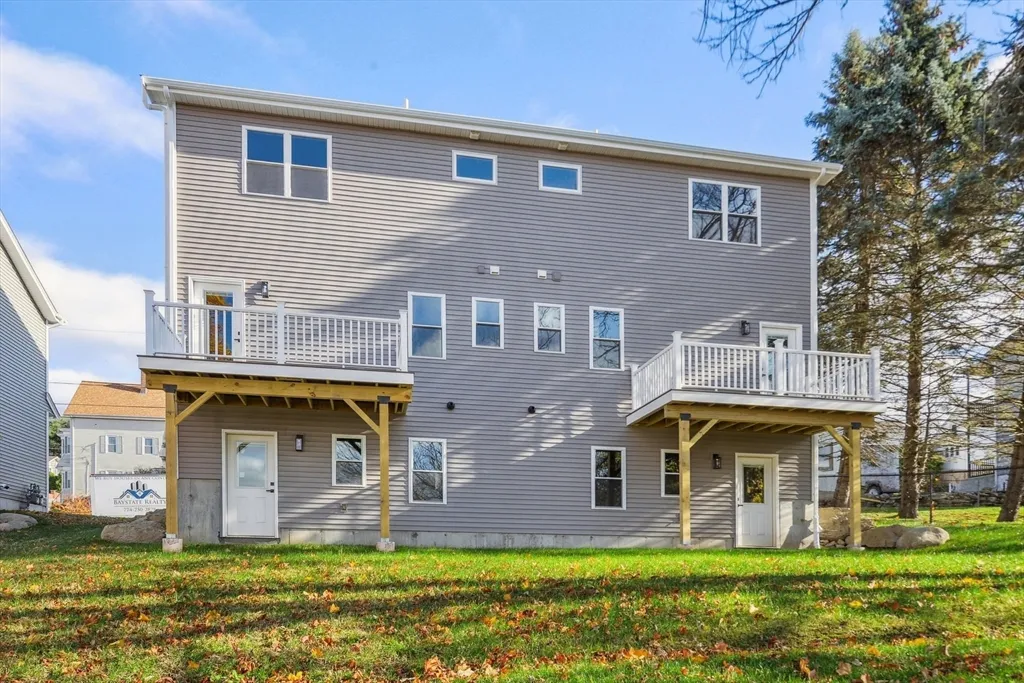 122 Stowe St, Fall River