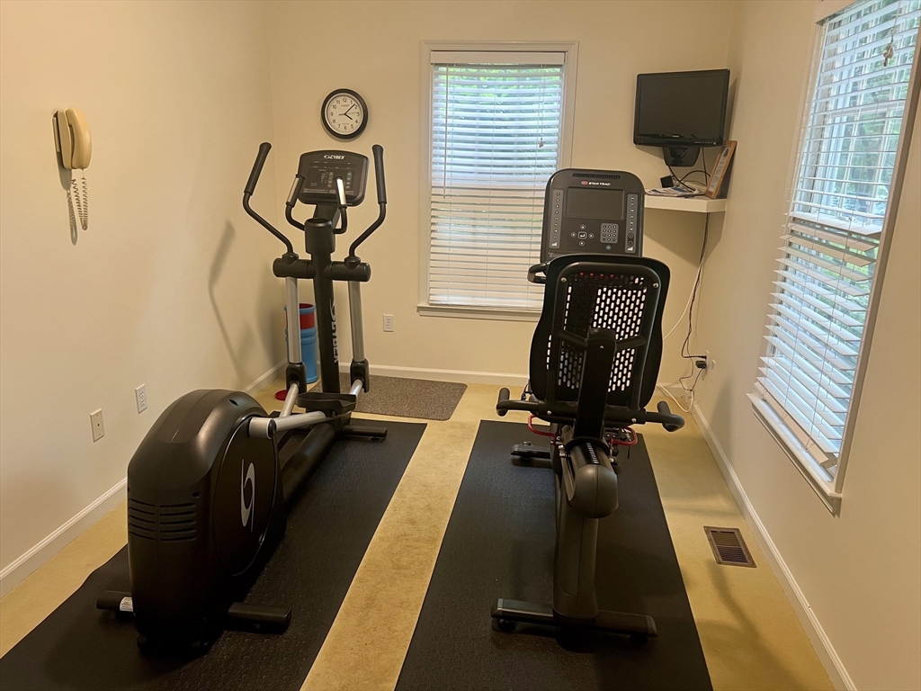 8 Stonegate Ln, Bedford