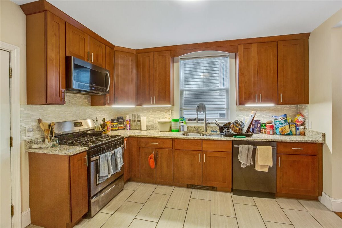 3 bed, 1 bath apartment for rent at 21 Monastery Rd Unit 1, Brighton — photo 3 of 23