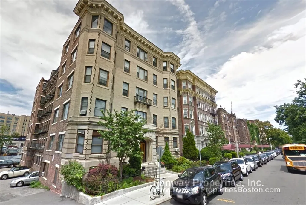 137 Peterborough St, Fenway