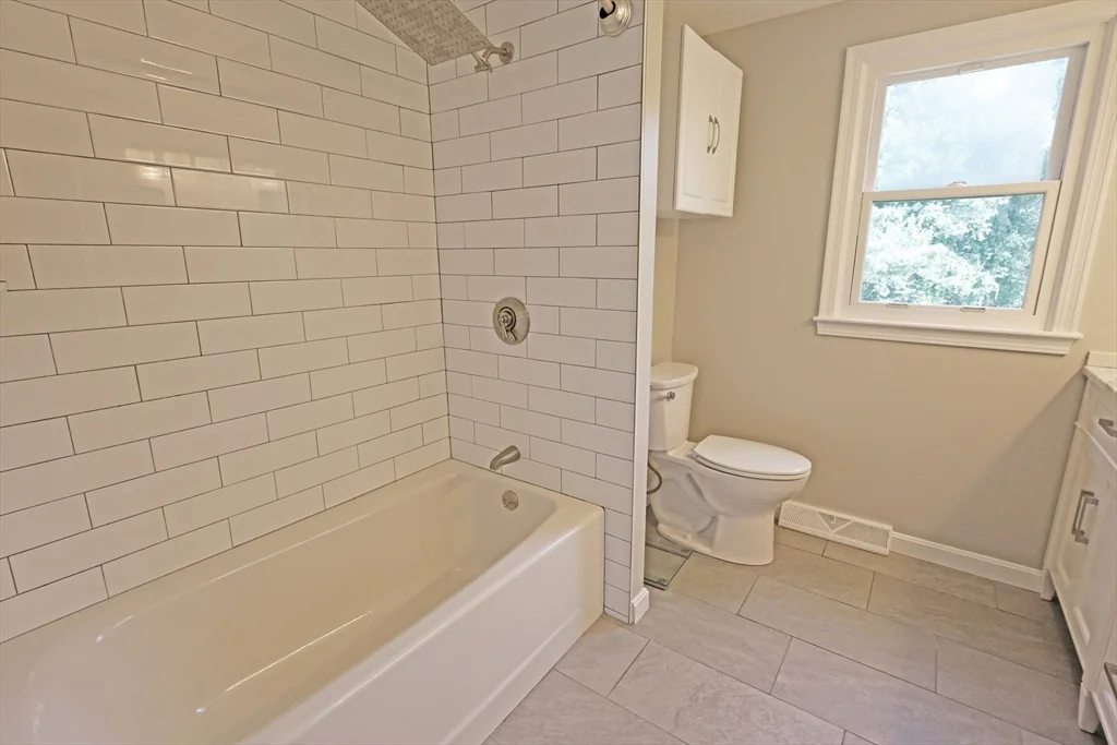 17 Fairview Dr, Westford