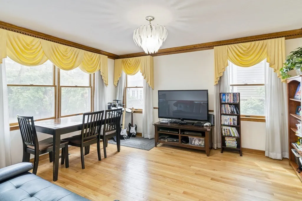 478 Clinton Rd, Chestnut Hill