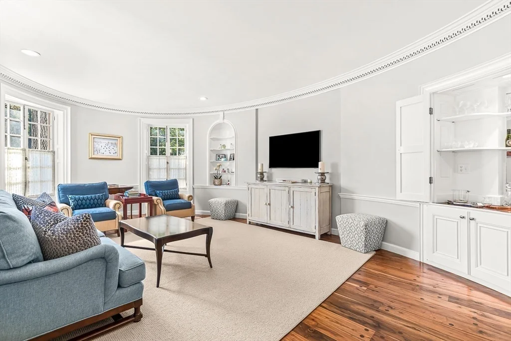 2 Phillips Pond Rd, Natick
