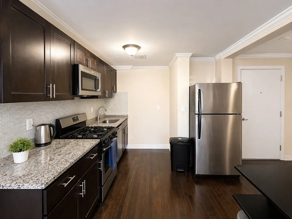 435 Walnut Ave, Roxbury
