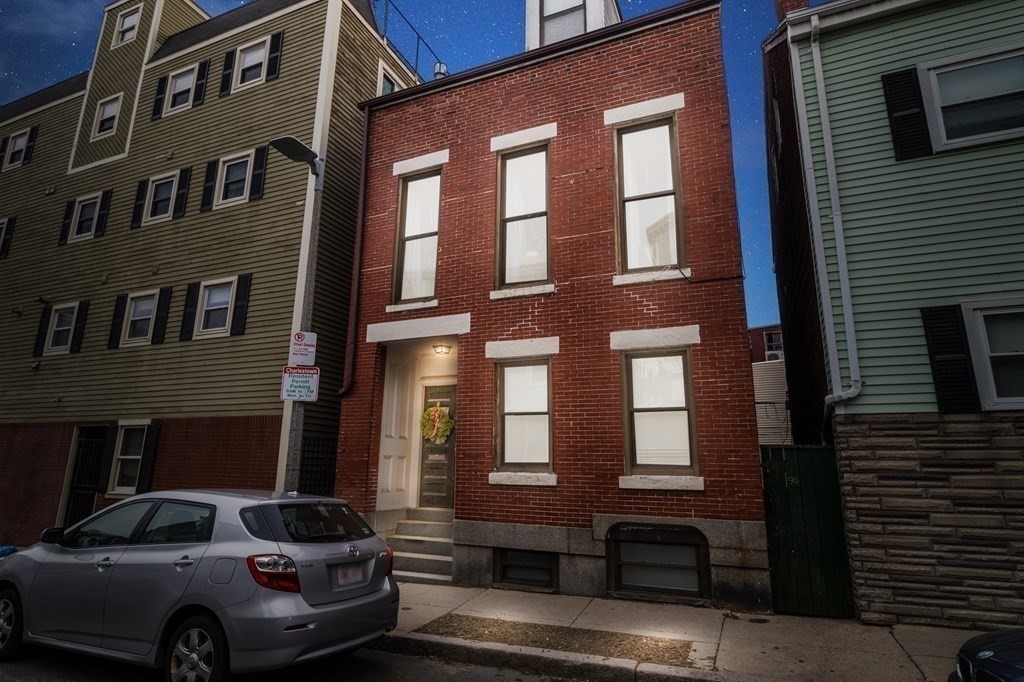 92 Green St, Charlestown