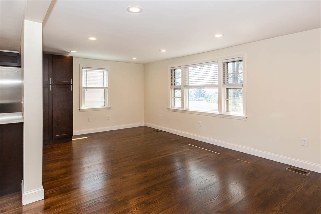 77 Rock Glen, Medford