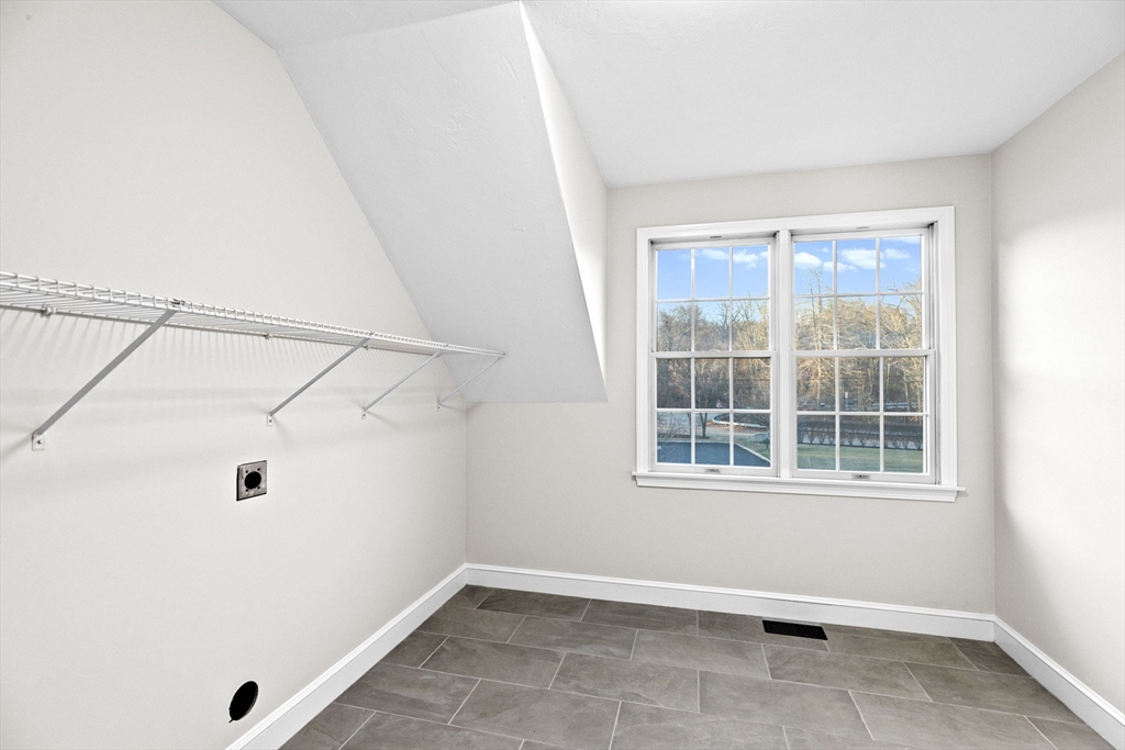 196 Summer St, World's End