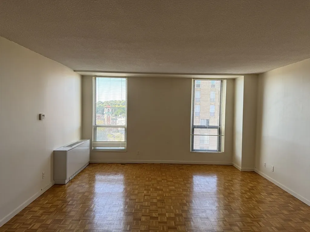 33 Pond Ave, Longwood