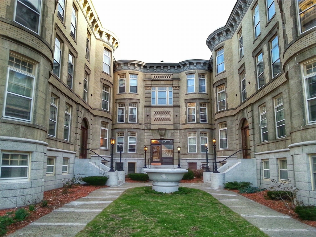 1681 Beacon St, Aspinwall Hill