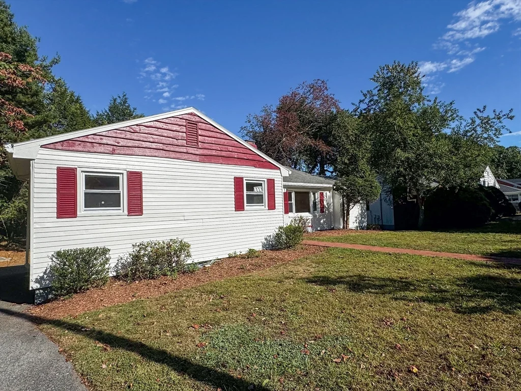 92 Woodcliff Rd, Chestnut Hill