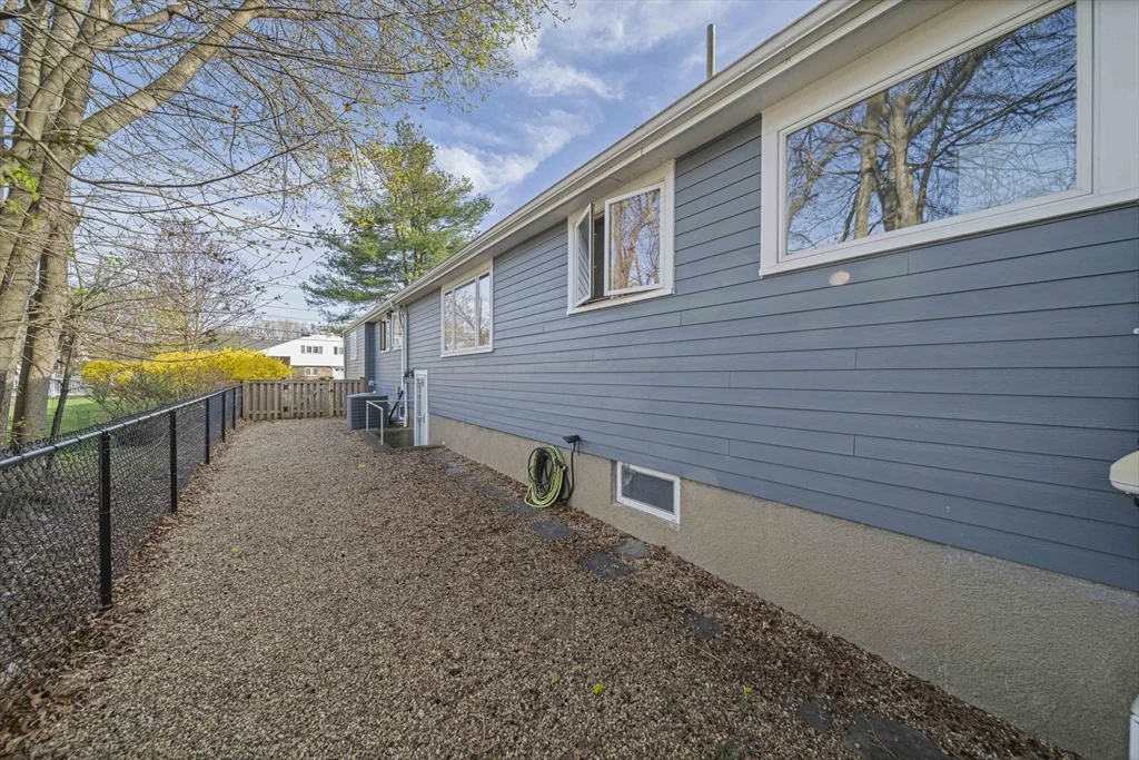 66 Roosevelt Rd, Newton