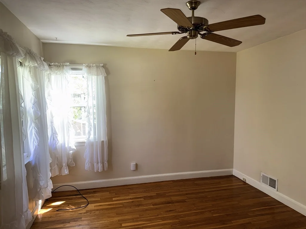 28 Robinhood Rd, Natick