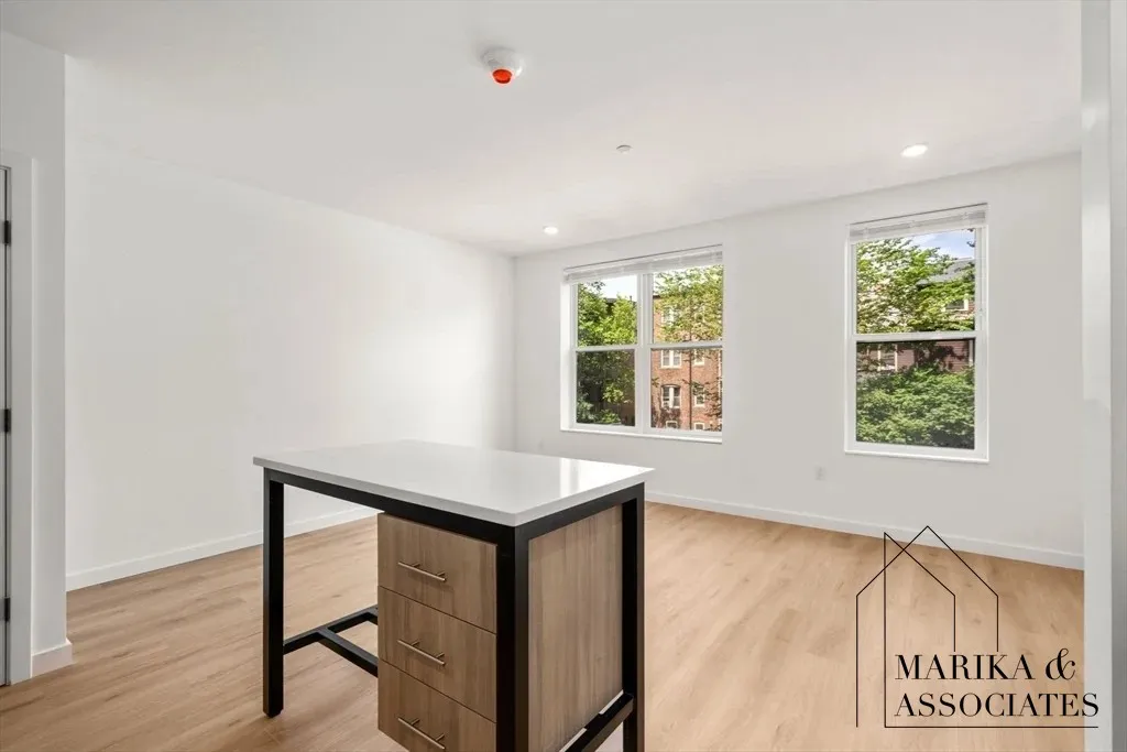 40 Centre St, North Brookline