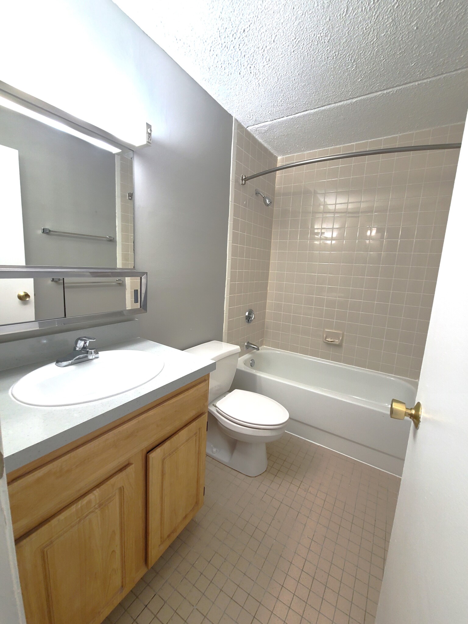 1 South Point Dr, Dorchester