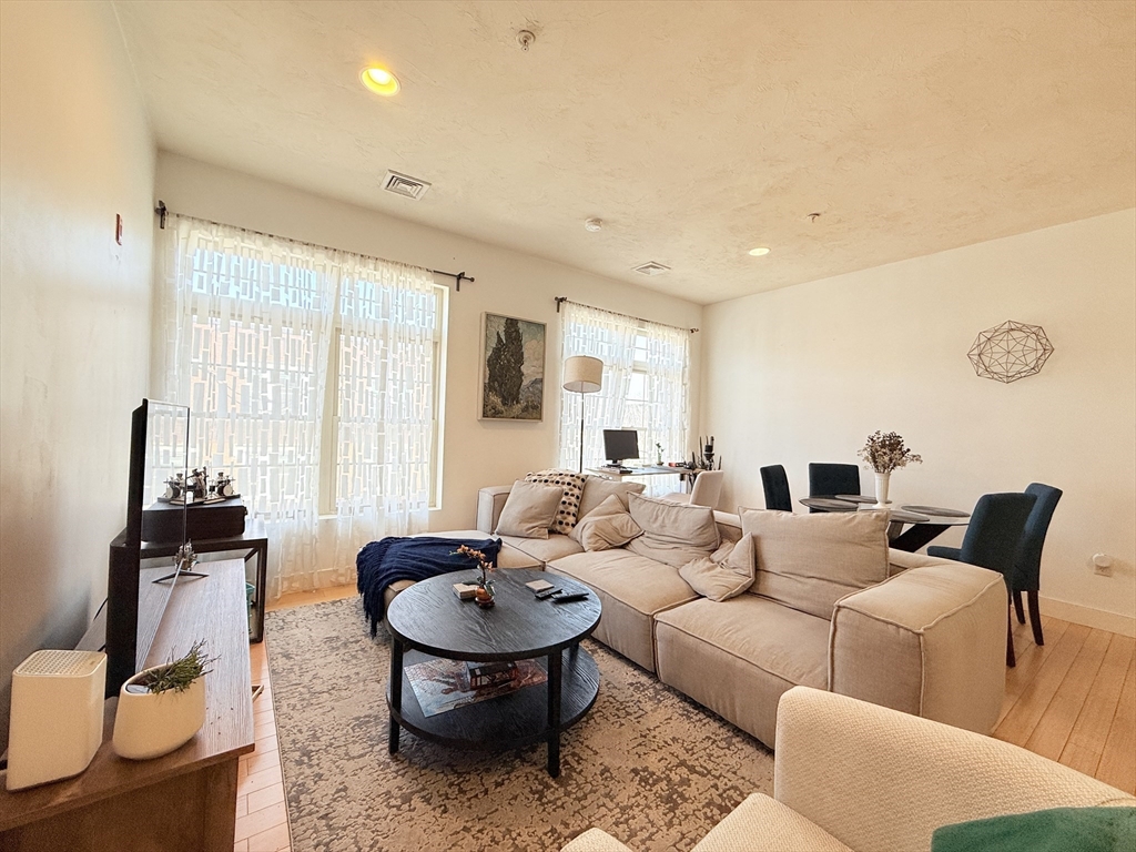 9 Gardner St, Allston