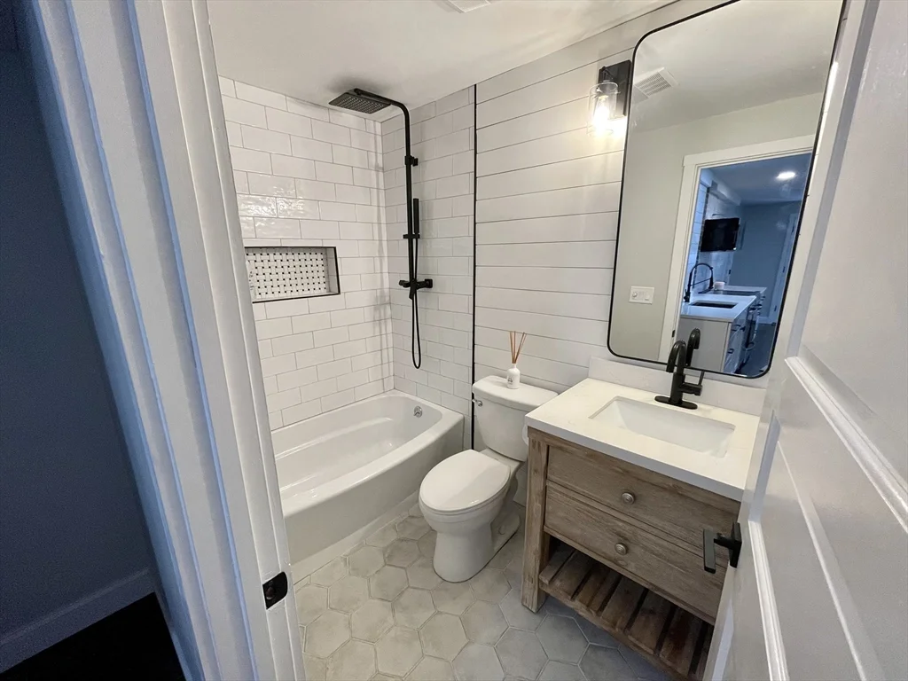 995 Centre St, Jamaica Plain