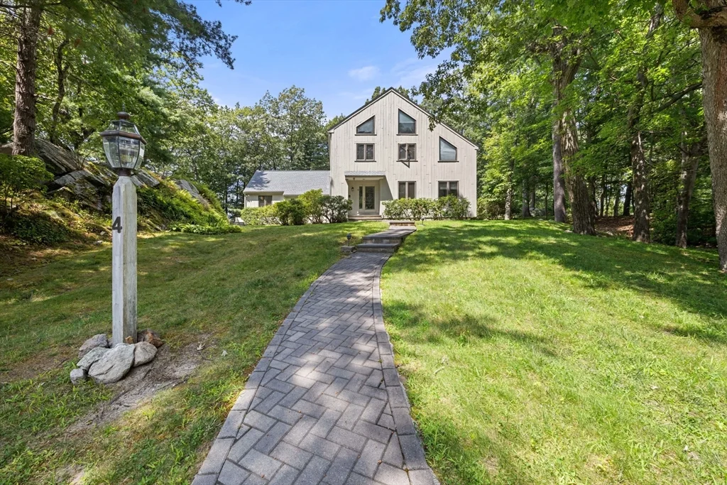 4 Crestview Ln, Milton