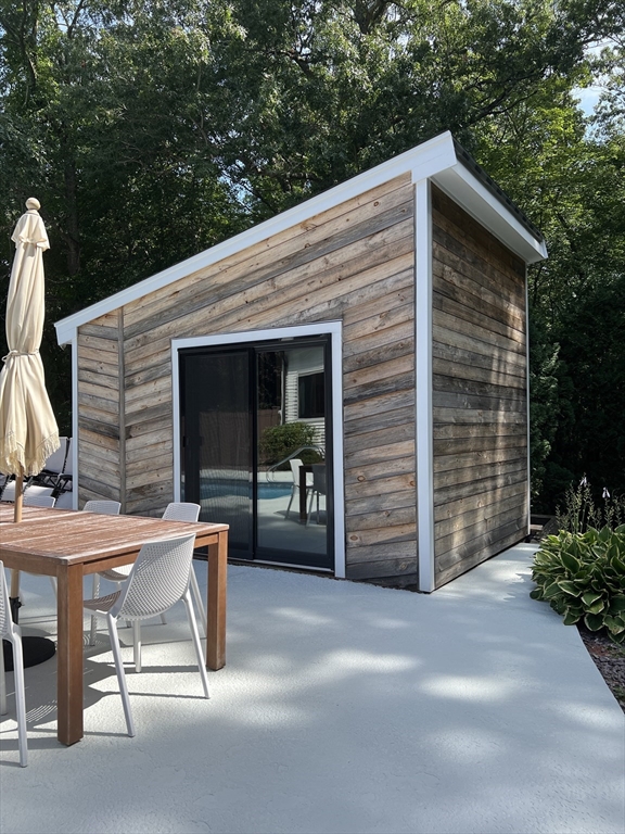 15 Thoreau Dr, Easton