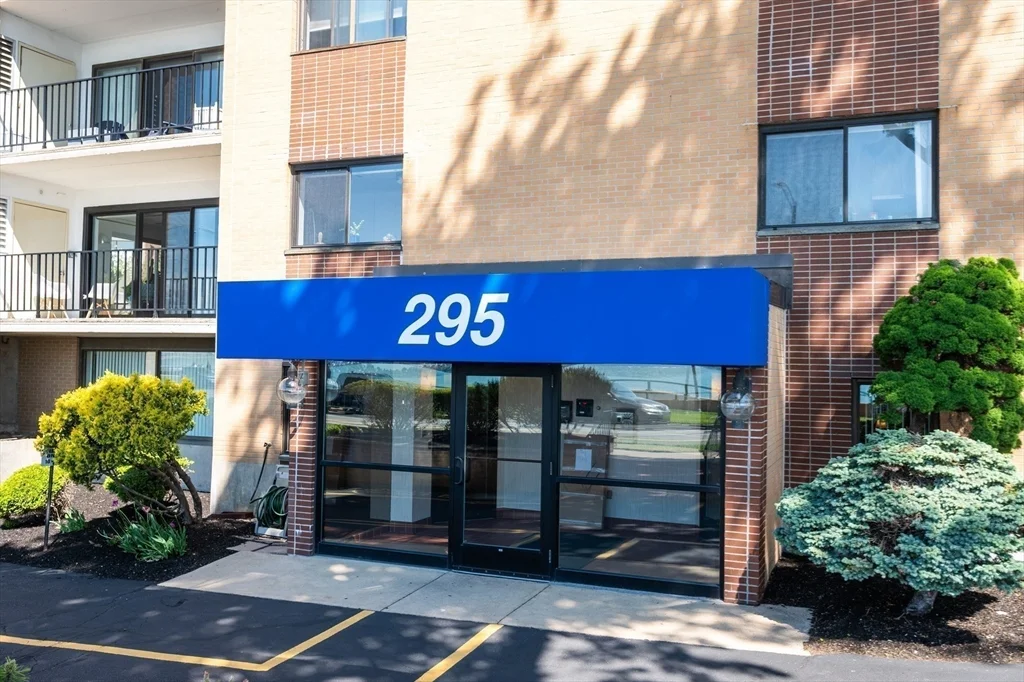 295 Lynn Shore Dr, Diamond District