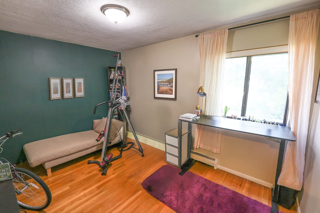 10 Linda Ln, Dorchester