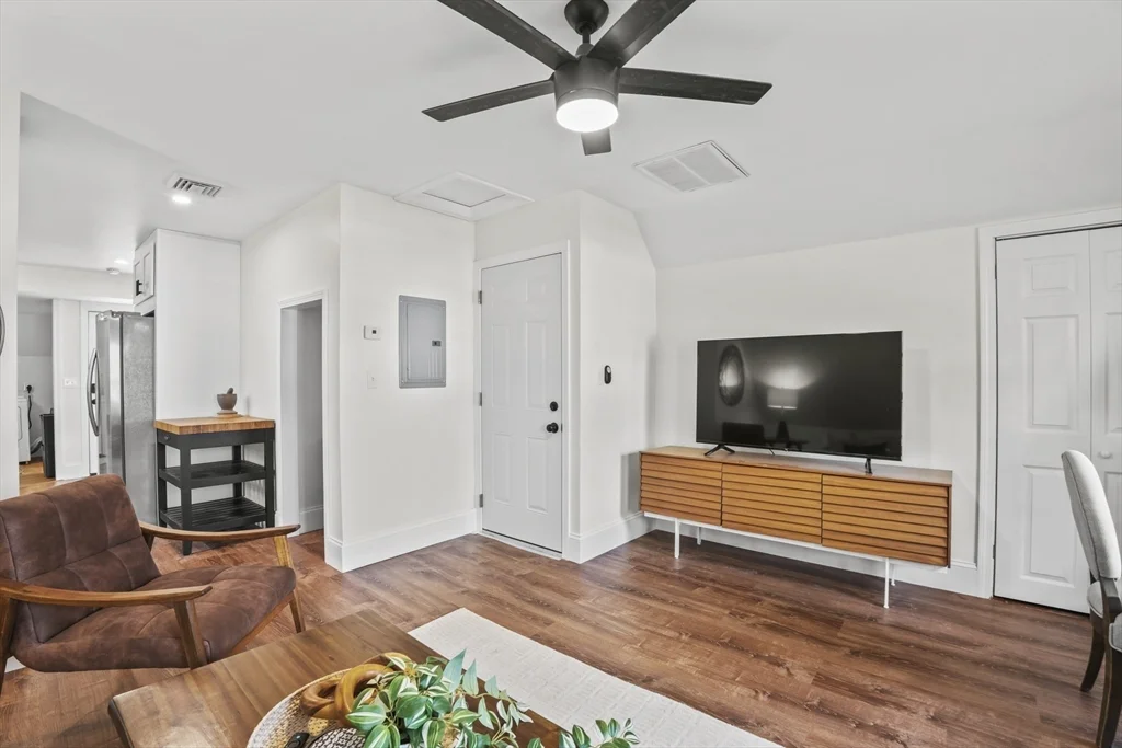 1142 Washington St, Whitman