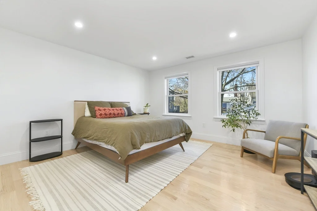 17 Akron St, Roxbury