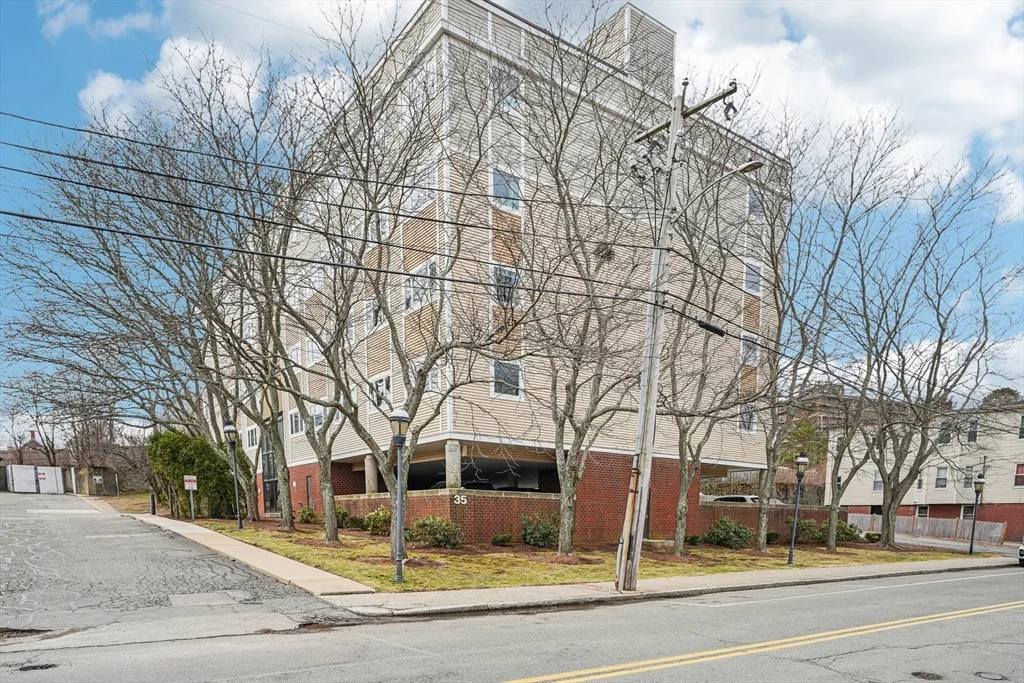 35 Desmoines Rd, Quincy