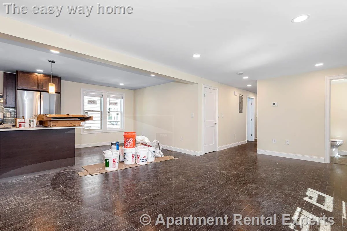 70-72 Stanley Ave, Tufts