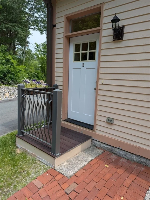 352 Manchaug Rd, Sutton