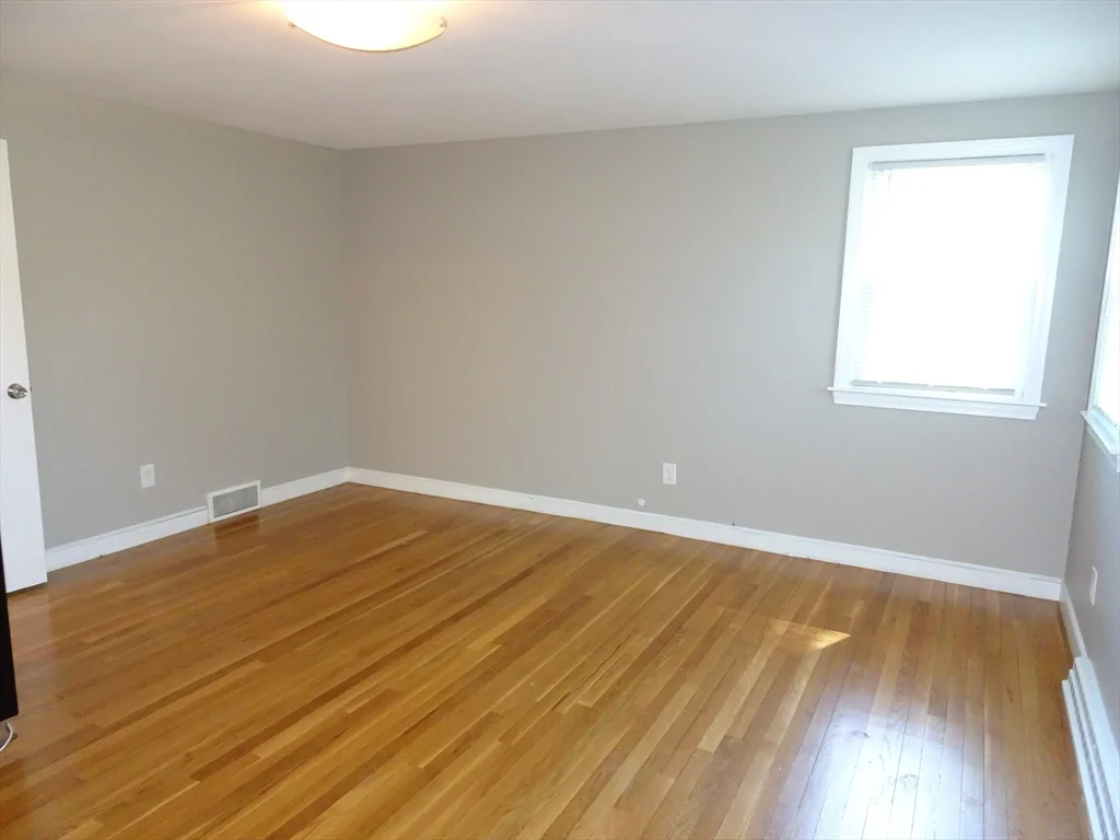 2 Lantern Ln, Burlington