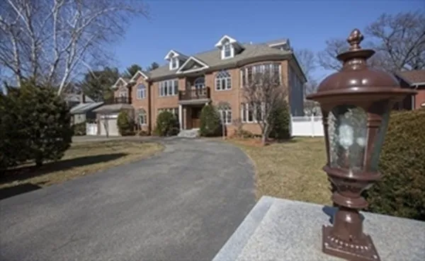 6 bed, 4+ bath apartment for rent at 75 Woodfall Rd Unit 75, Belmont — photo 2 of 20