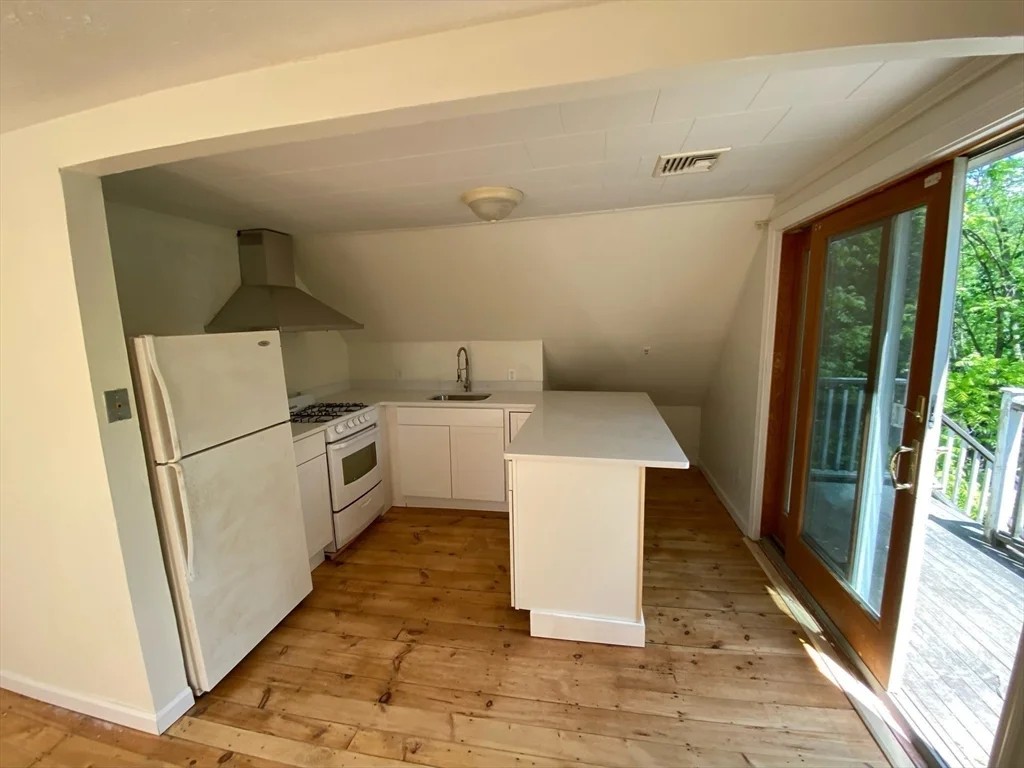 161 Cedar St, Milford