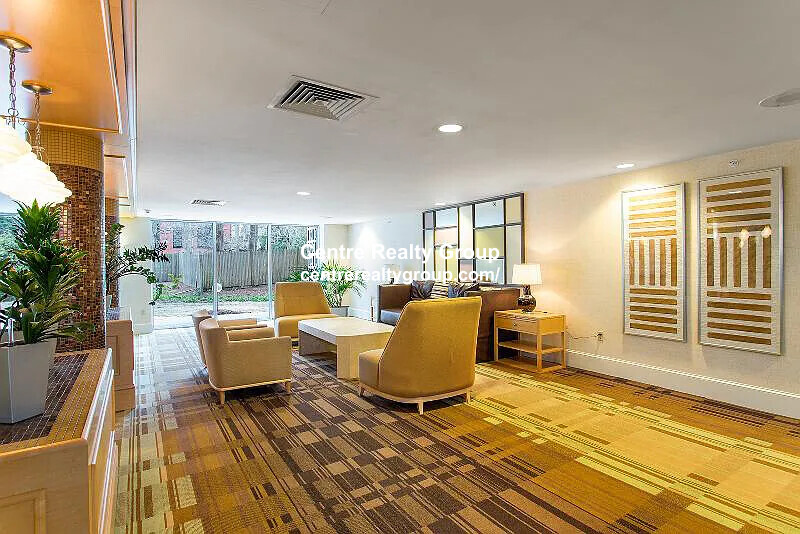 101 Monmouth Ct, Longwood