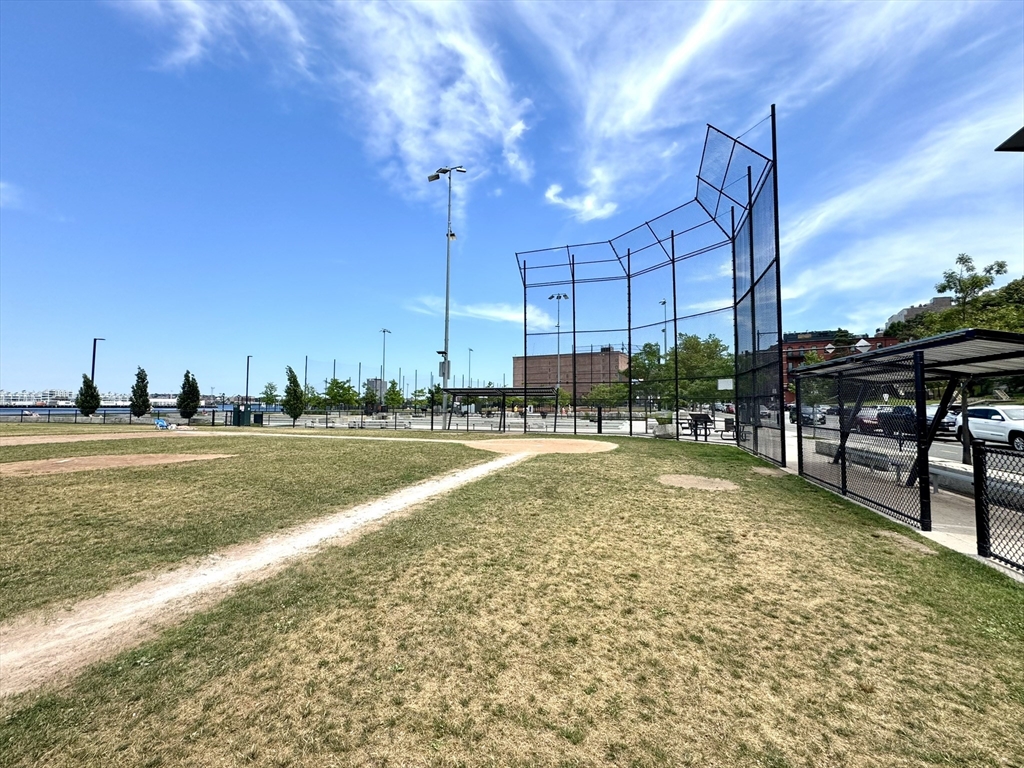 560 Commercial St, North End