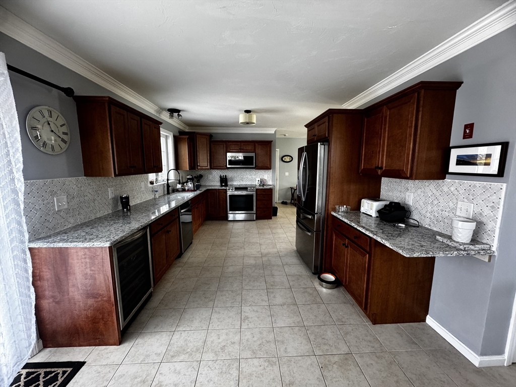 1 Saddlebrook Rd, Plainville